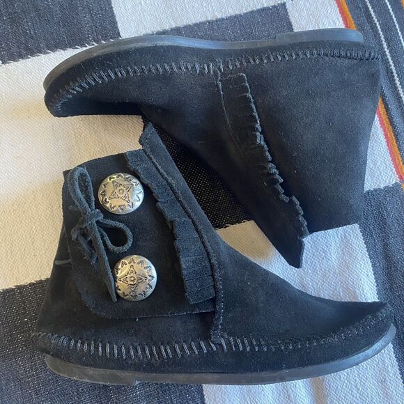 Vintage Minnetonka Moccasin Black Suede Ankle Boots. Conchos & Suede Tie. Size 6 - Picture 1 of 10